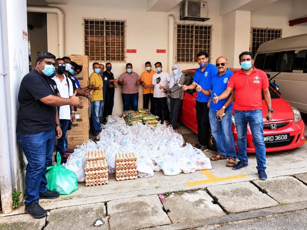 Volunteers in masks with bags of groceries and eggs for families during the 2020 lockdown