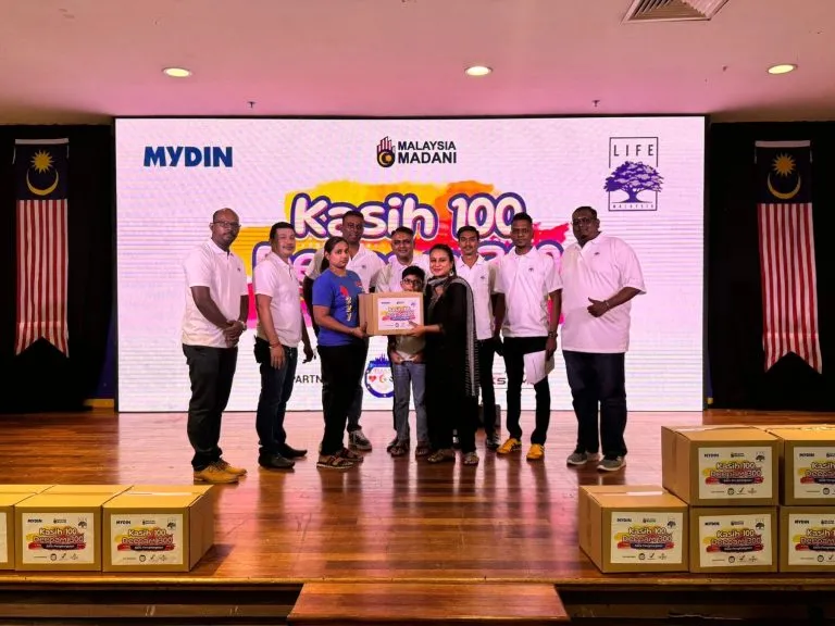 Families receiving Deepavali food aid boxes at Kasih 100 Deepam 300