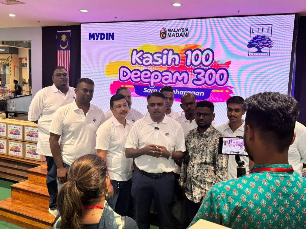 LIFE Malaysia volunteers speak with the community at Kasih 100 Deepam 300