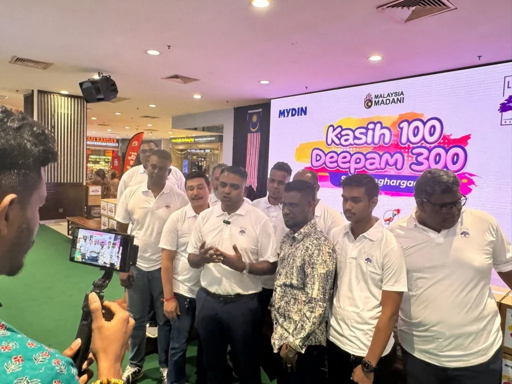 LIFE Malaysia volunteers and guests at Kasih 100 Deepam 300, 2025