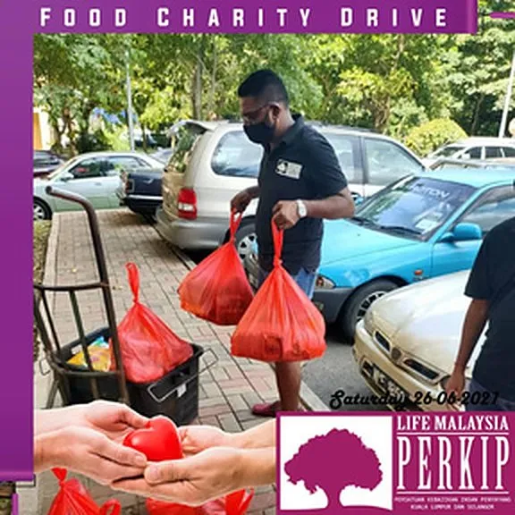 Volunteers distributing food packs during the pandemic, 2021